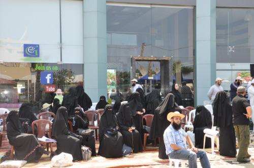 نساء منقبات في الاعتصام