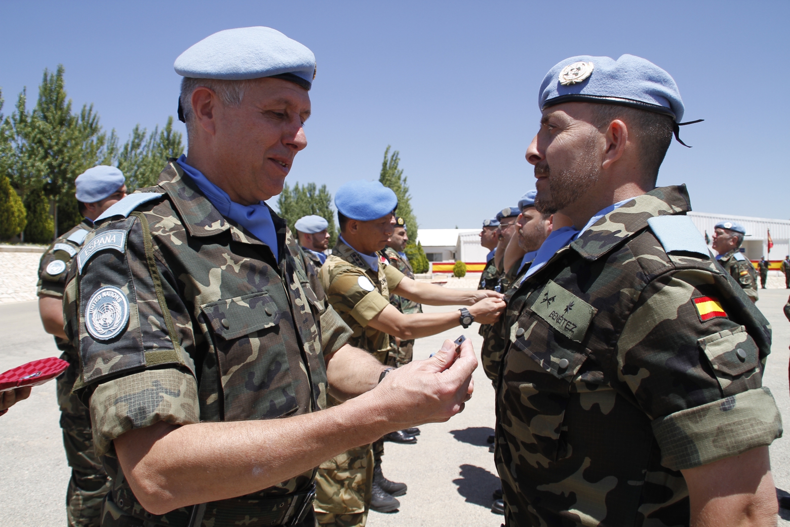 الجنرلا هيريرو يقلد ضابطا اسبانيا وسام خدمة السلام