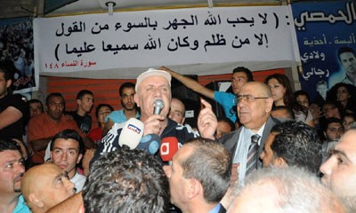 العميل زياد الحمصي بعد خروجه من السجن وإلى جانبه الوزير نقولا فتوش