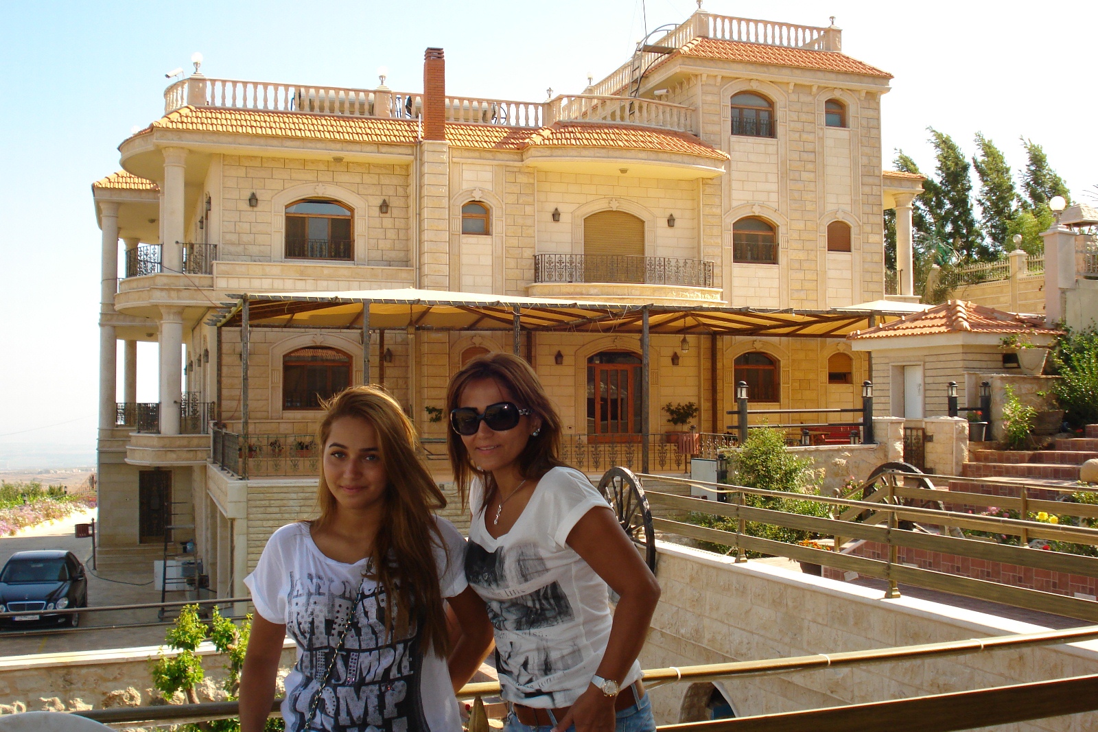 صورة لفرح ووالدتهافي دارة جدها أبو عصام في الخيام