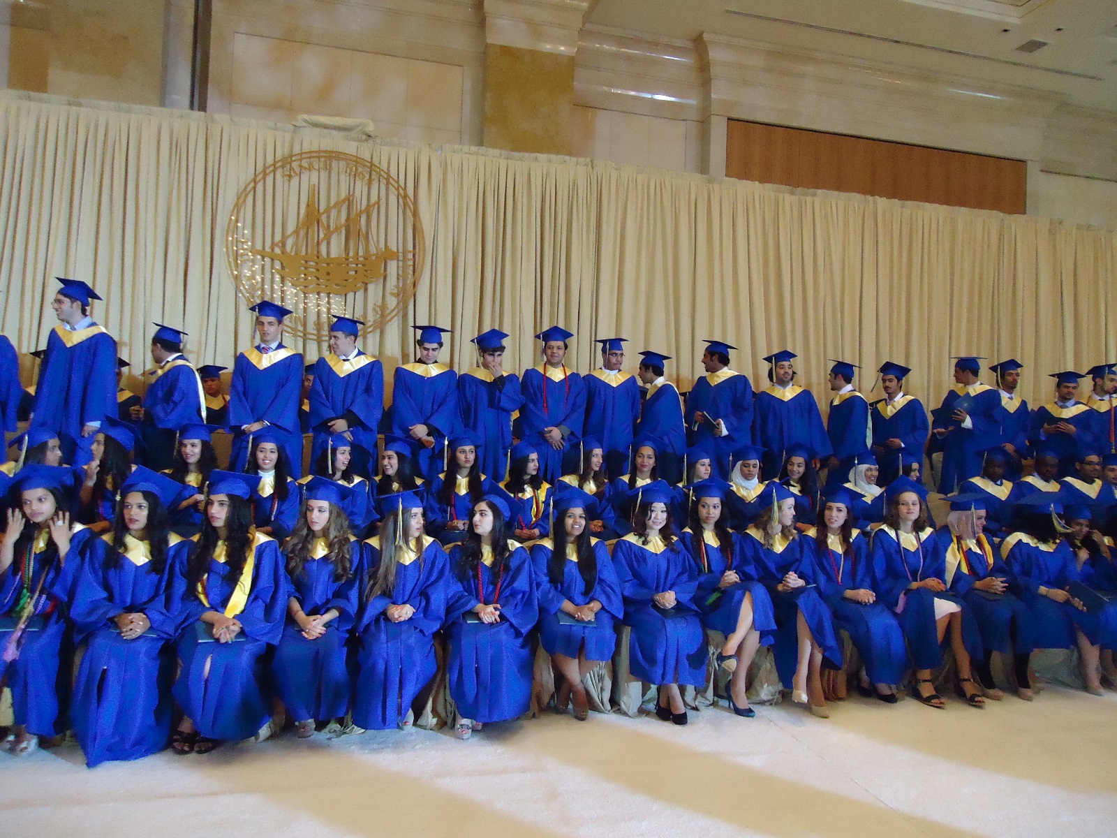 فرح محمد أسعد في صورة تذكارية مع زملائها الخريجين