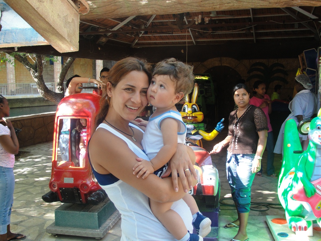 الدكتورة سميرة سميرة فرحات طه وطفلها رامي