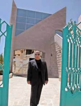 محمد موسى طويل (أبو زهير) أمام المركز الذي لم يتسنى له افتتاحه