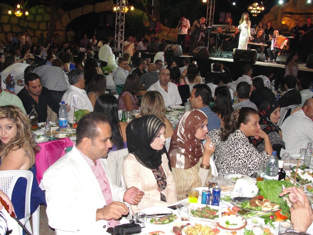 شمس الأغنية اللبنانية نجوى كرم أطربت جمهورها والعائلات في حفلتها في البحصاصة تموز 2009 - أرشيف