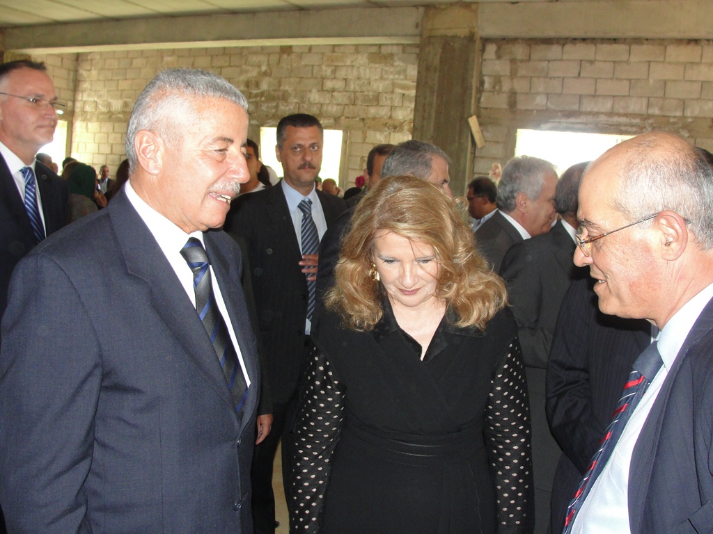 الوزيرة ليلى الصلح حمادة تتوسط الأستاذ سعيد الضاوي والدكتور كرم كرم في حفل إطلاق المرحلة الثانية من بناء مجمّع الدكتور شكرالله كرم في ال