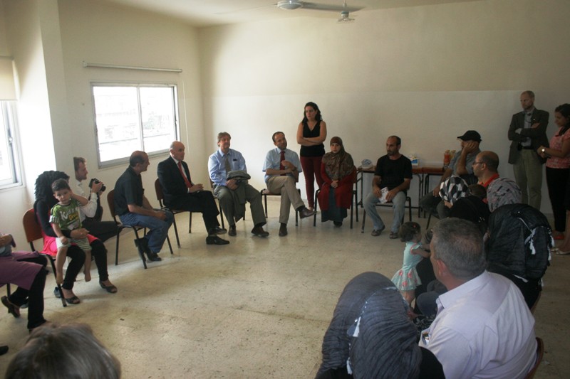 نائب وزير خارجية النروج يزور مركز عامل للاجئين في حارة حريك