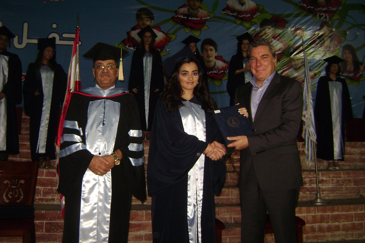 الطالبة رنا داود تتسلم شهادتها من الدكتور علي جابر بحضور الدكتور منذر أنطون