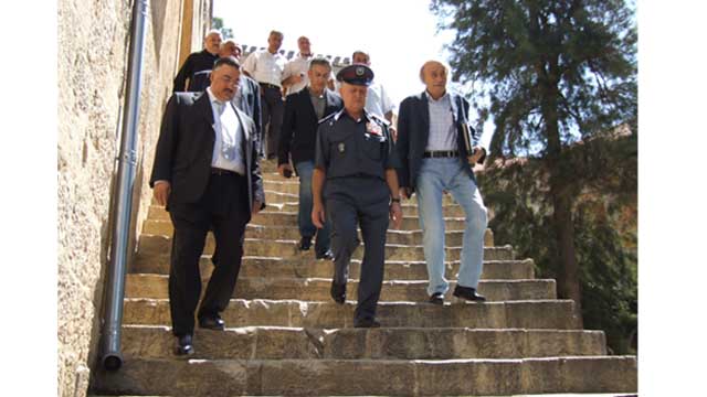 النائب جنبلاط مودعاً اللواء ريفي والعميد الحسن في قصر المختارة امس.