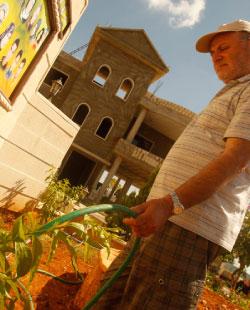 لم يبنِ درويش ملجأً يحميه من مجزرة ثانية (حسن بحسون)