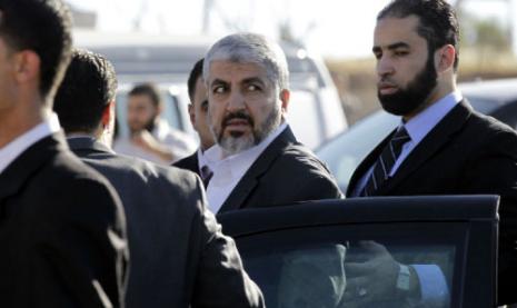 مشعل مغادراً مسجداً في العاصمة الأردنية في حزيران الماضي (خليل مزرعاوي ــ أ ف ب)