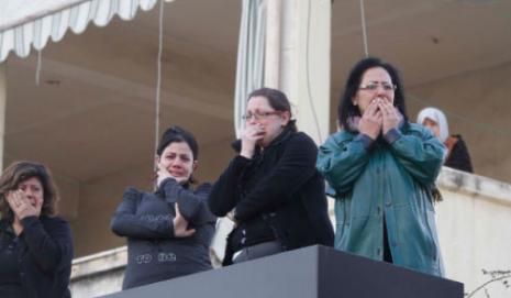 ذهول إثر مقتل الصيرفي محمد الناتوت في صيدا مطلع العام (ارشيف ــ خالد الغربي)