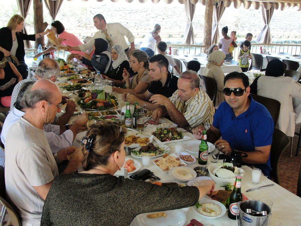 بجوار الخيام  اماكن جميلة تذهب اليها من متنزهات وجلسات هادئة واجتماعات لاتخلو من الهرج والمرج حتى يكاد أن ينسى الانسان نفسه