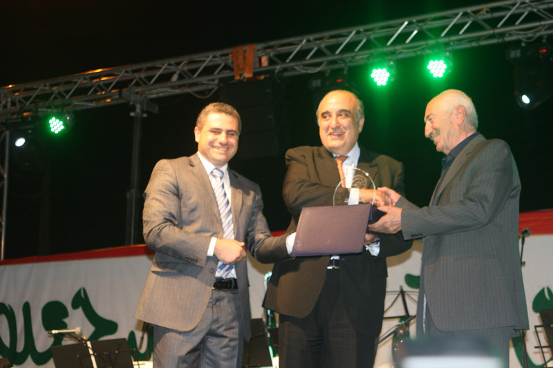 وزير السياحة فادي عبود يتسلّم درعا تقديريا من رئيس نادي المرج ورئيس بلدية مرجعيون