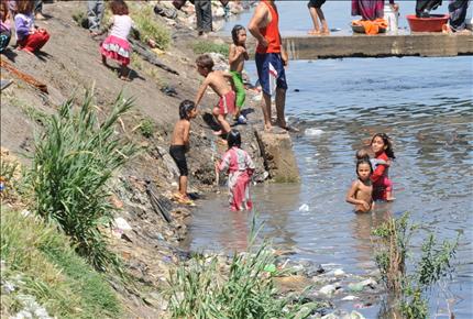يسبحون في المياه الملوثة في أحد روافد الليطاني («السفير»)