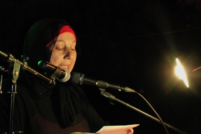 زينب هيثم - رئيسة الجمعية.. تلقي كلمتها في الحفل السنوي للجمعية وفي تكريم الطلاب الناجحين