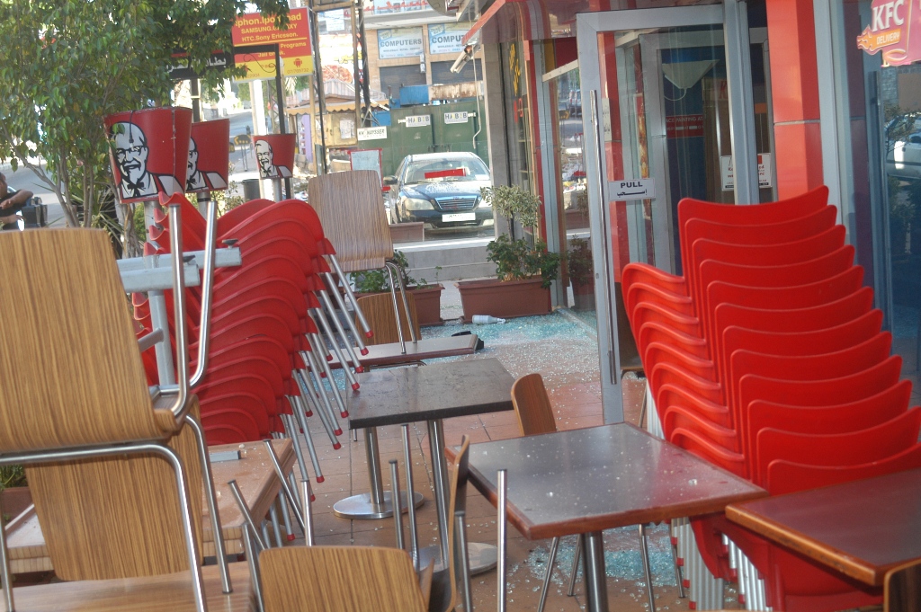 طلاق النار على مطعم كي  أف سي في النبطية