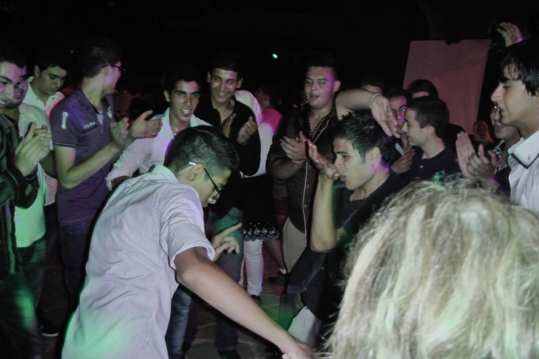 طلاب الثانوية في حفل تكريمهم على نجاحهم الذي أقامته جمعية سيدات الخيام