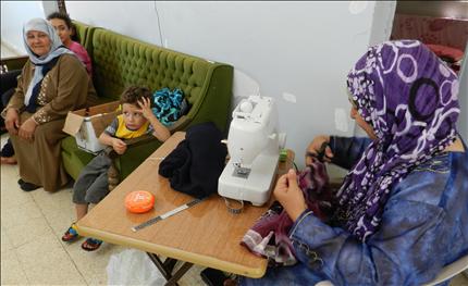 إحدى النازحات تعمل في مجال الخياطة في حاصبيا («السفير»)