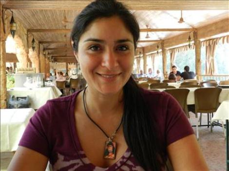 شريفة أثناء زيارتها الهبارية أمس («السفير»)