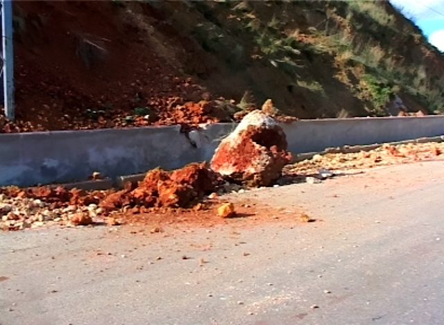 انهيارات ترابية على طريق النبطية -مرجعيون جراء العاصفة