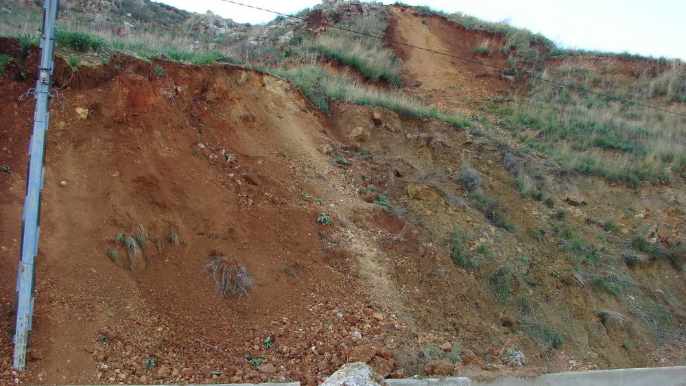 انهيارات ترابية على طريق النبطية -مرجعيون جراء العاصفة