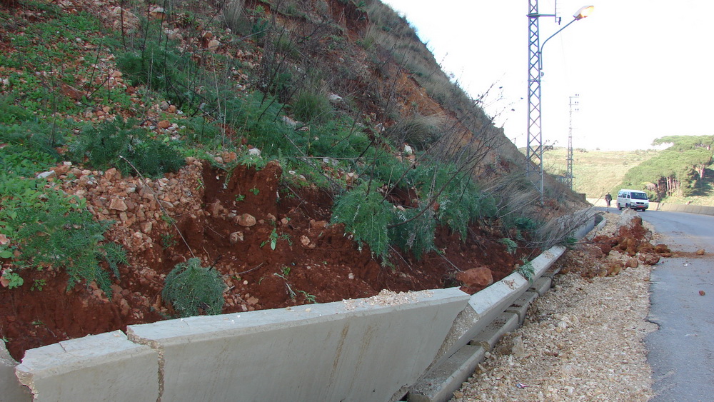 انهيارات ترابية على طريق النبطية -مرجعيون جراء العاصفة