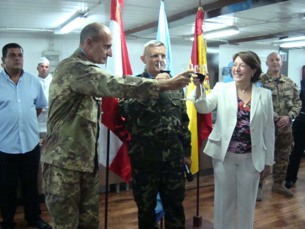 السفيرة هيرناندو والجنرالان سيرّا ودي لوبيز يشربون نخب إسبانيا في اليوم الوطني لاسبانيا