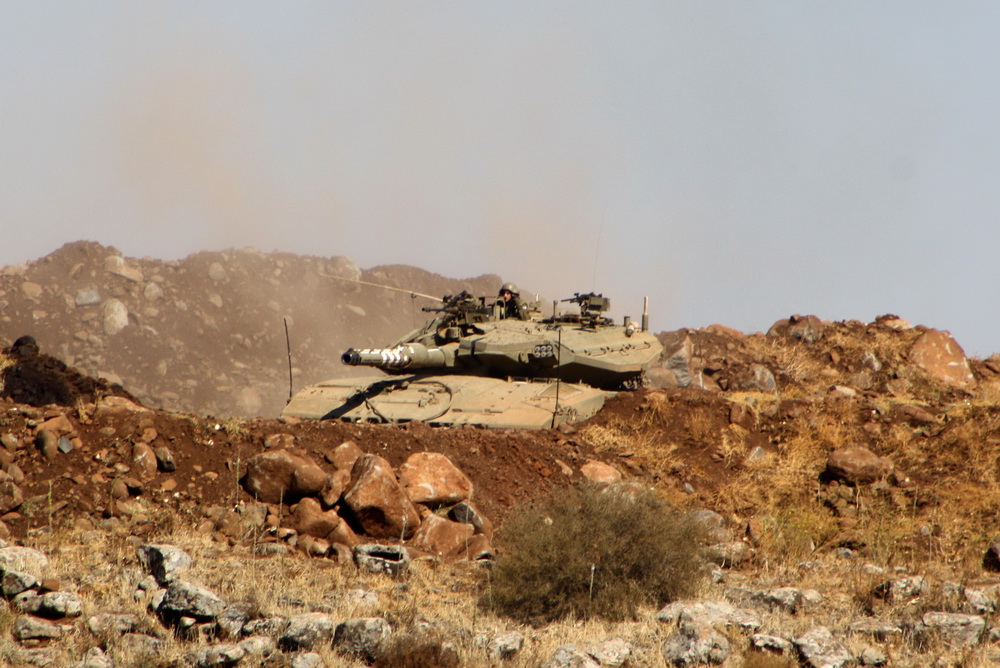 دبابة للعدو ترابط داخل السياج التقني للغجر المحتلة وتشرف على المنتزهات