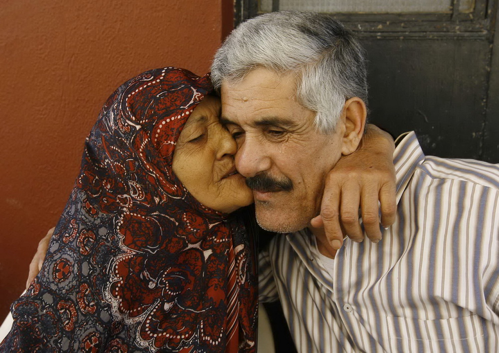 قبلة شوق من والدته العائد بعد من الاسر