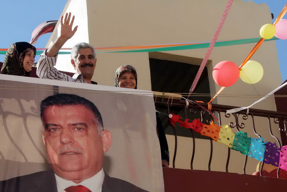 ويرتشف القهوة امام المنزل وبدت والدته