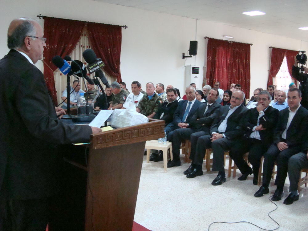 الوزير خليل مستمعا الى الدكتور فرج خلال القائه كلمة مستشفى بنت جبيل