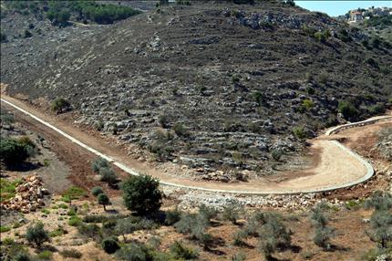 مجرى الصرف الصحي بعد تغطيته بشبكة أنابيب (عدنان طباجة)