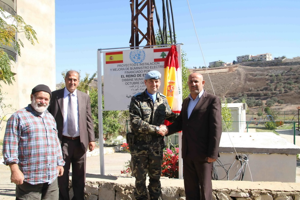 المقدم اورتيغا ورئيس البلدية قمرة اثناء إزاحة الستارة عن لوحة تؤرخ لمشروع  المولد