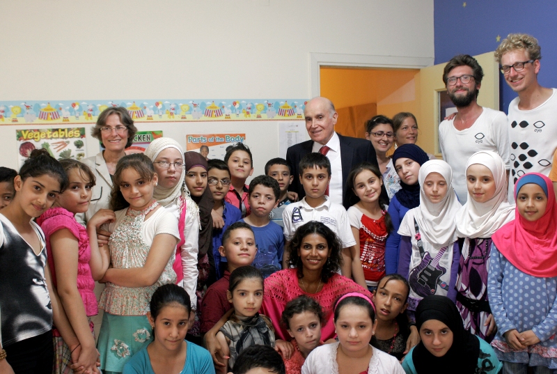 سفيرتا سويسرا وكندا تزوران عامل