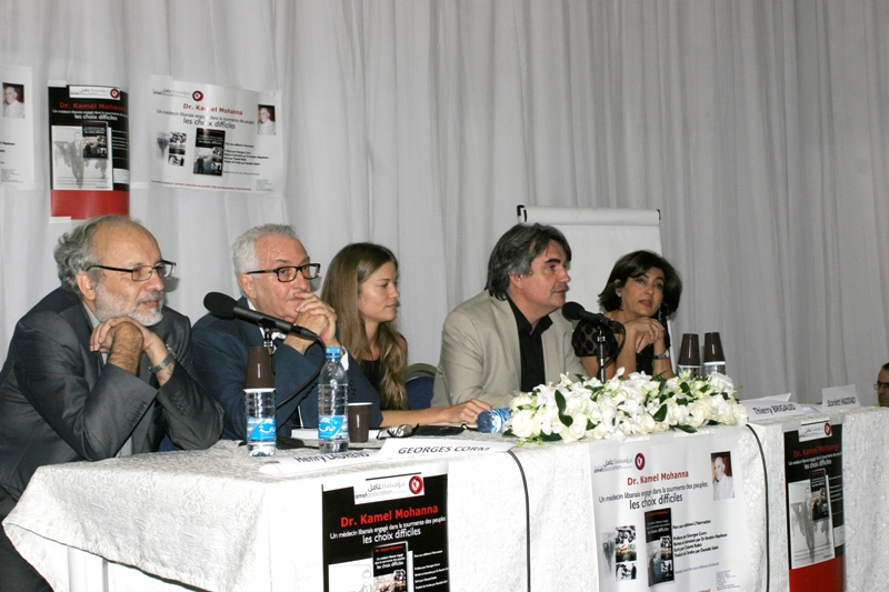 د. كامل مهنا يوقع كتابه في معرض الكتاب الفرنسي