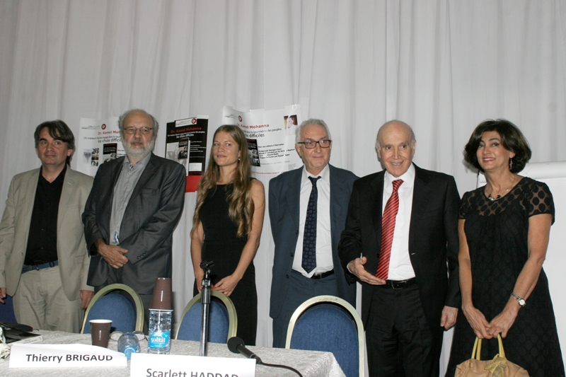 د. كامل مهنا يوقع كتابه في معرض الكتاب الفرنسي