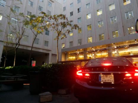 الحديث بين الأطباء والممرضين بعد حالتي الوفاة يتركّز على الوضع الاداري في المستشفى وتداعياته (هيثم الموسوي)