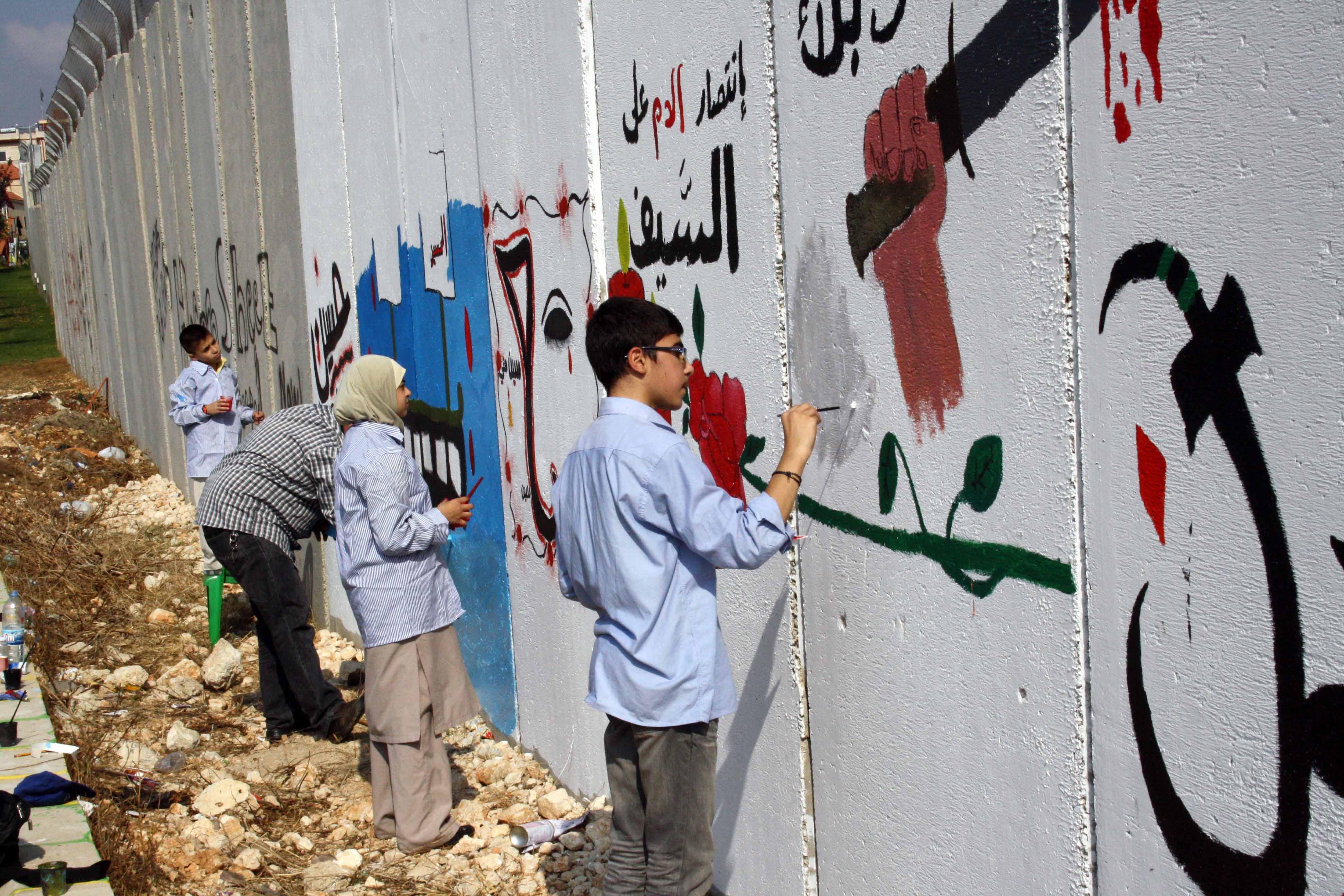 رسومات لمدرسة عيسى بن مريم على الجدار الفاصل  من وحي عاشوراء