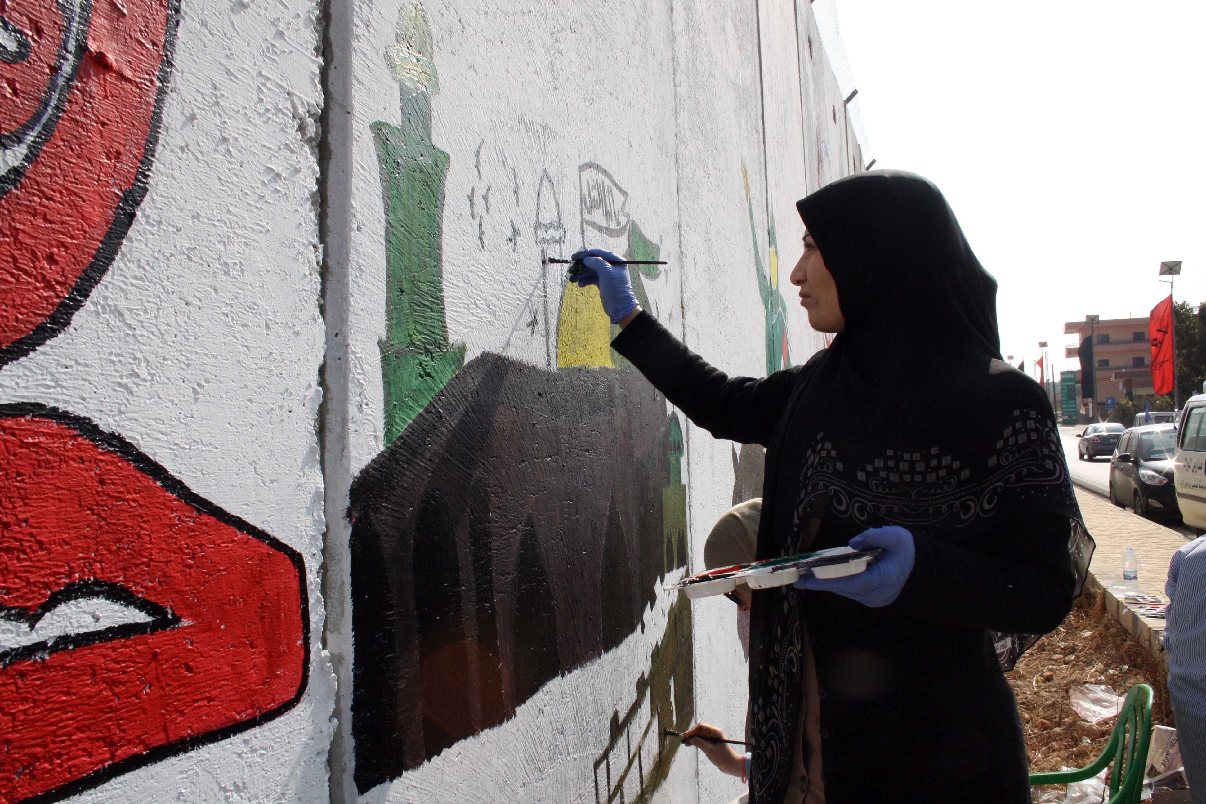 رسومات لمدرسة عيسى بن مريم على الجدار الفاصل  من وحي عاشوراء