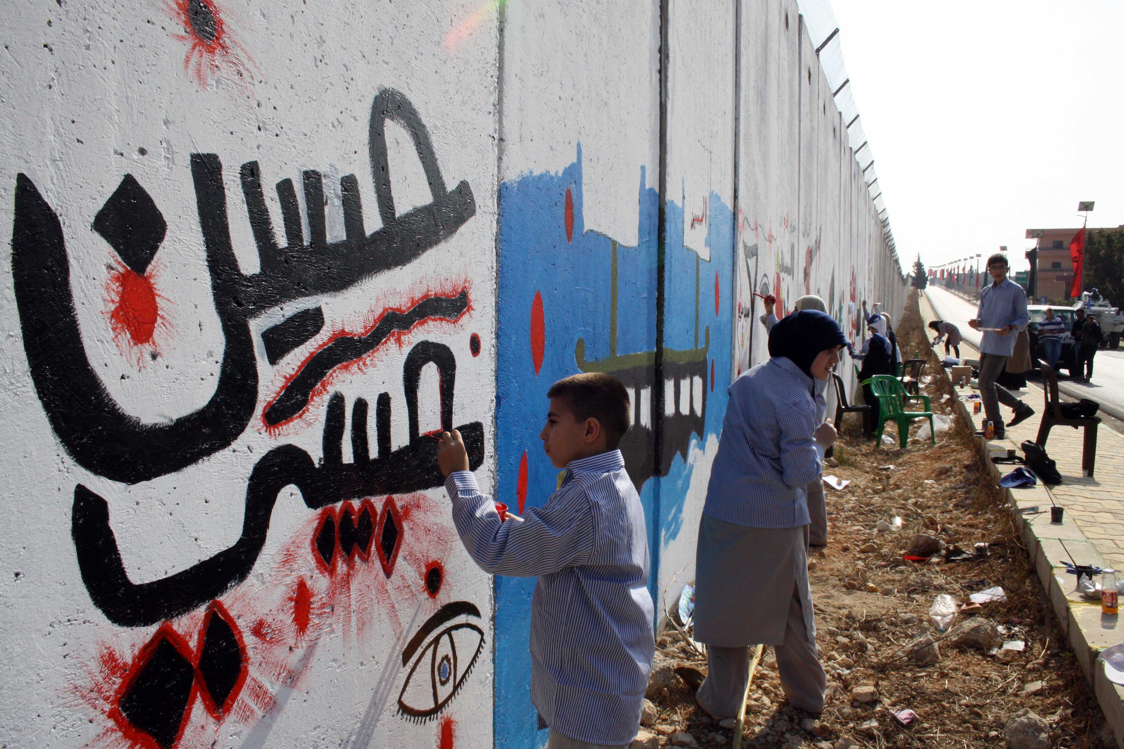 رسومات لمدرسة عيسى بن مريم على الجدار الفاصل  من وحي عاشوراء