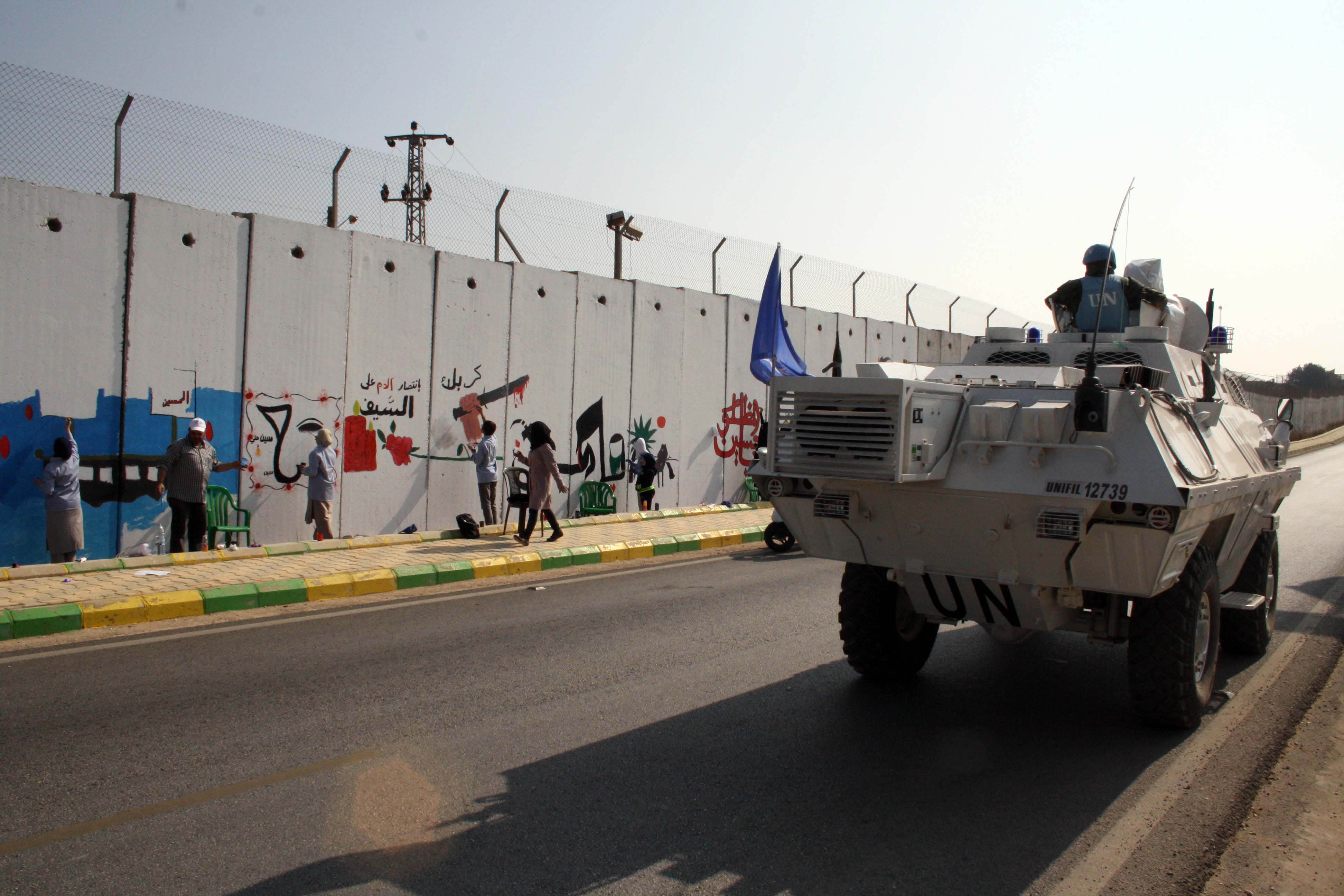 رسومات لمدرسة عيسى بن مريم على الجدار الفاصل  من وحي عاشوراء