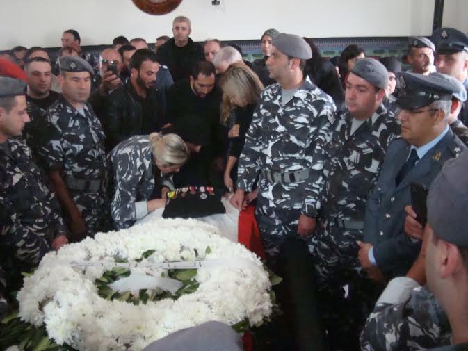 ريما زوجة الشهيد هيثم تنحني على النعش باكية وبدا المقدم عبود