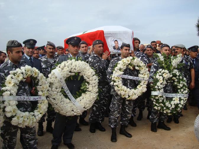 رفاق السلاح يحملون نعش الشهيد ايوب على الاكف الى مثواه الاخير في مقبرة حول