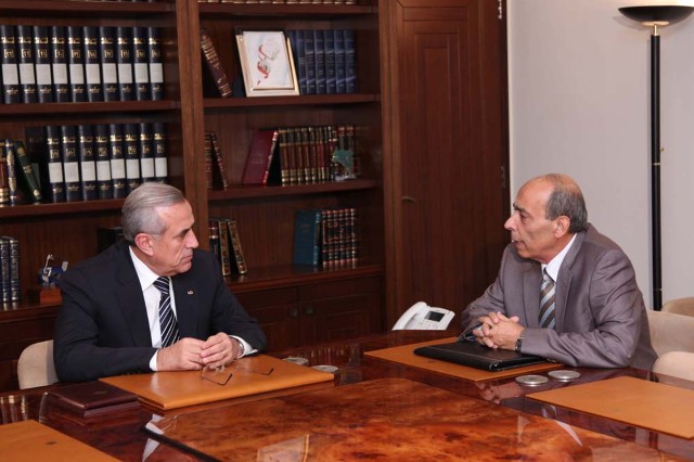 يقول بشير إن بوجي هدده بعبارة «الله لا يخليني إذا بخليك» (أرشيف)