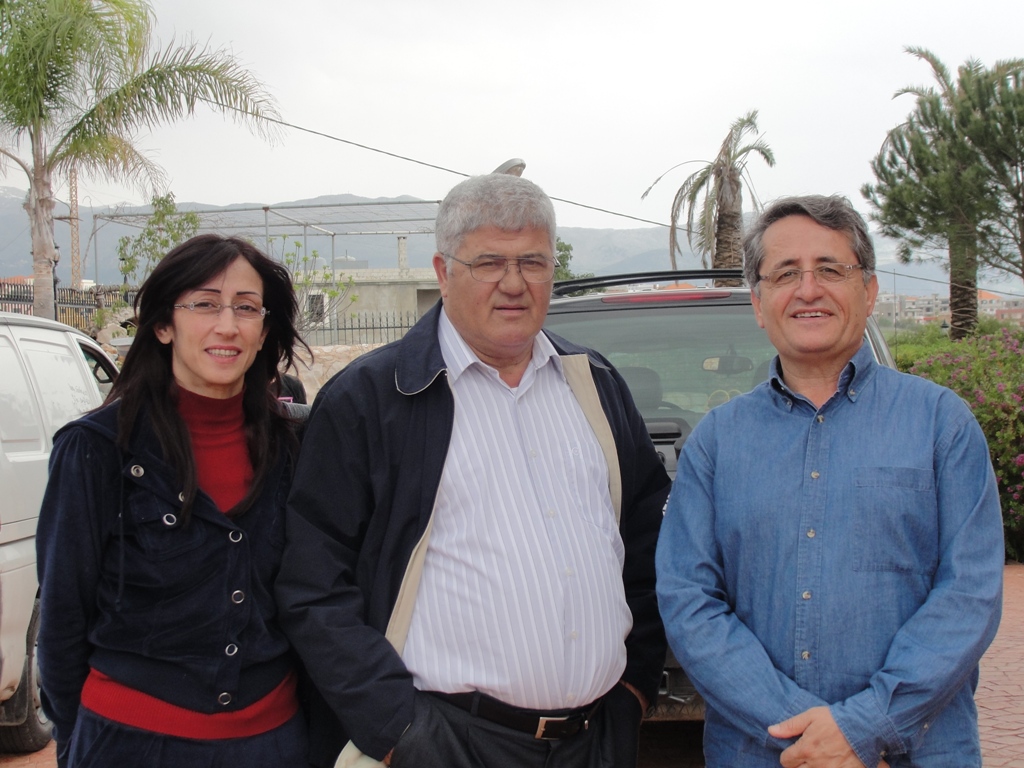 عميد العائلة في الخيام أبو عبدالله حسن رشيدي متوسطاً أبو لؤي وأم لؤي رشيدي