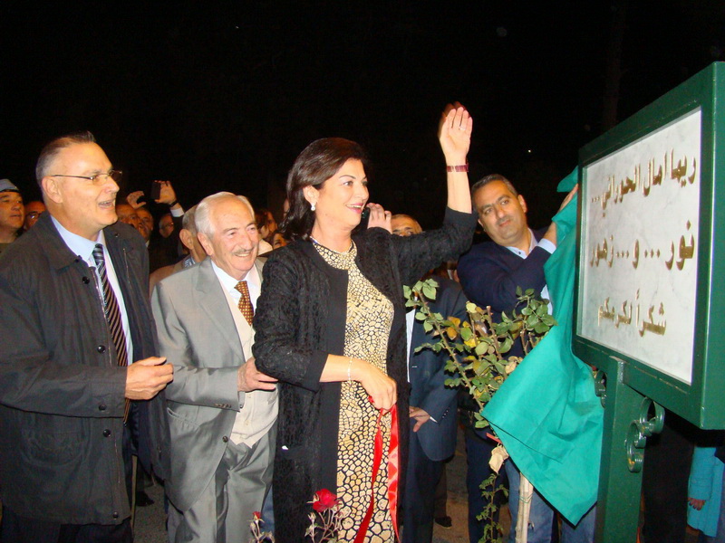 الحوراني وعقيلته وغلمية خلال تدشين الاضاءة وحوض الزهور على بوليفار مرجعيون