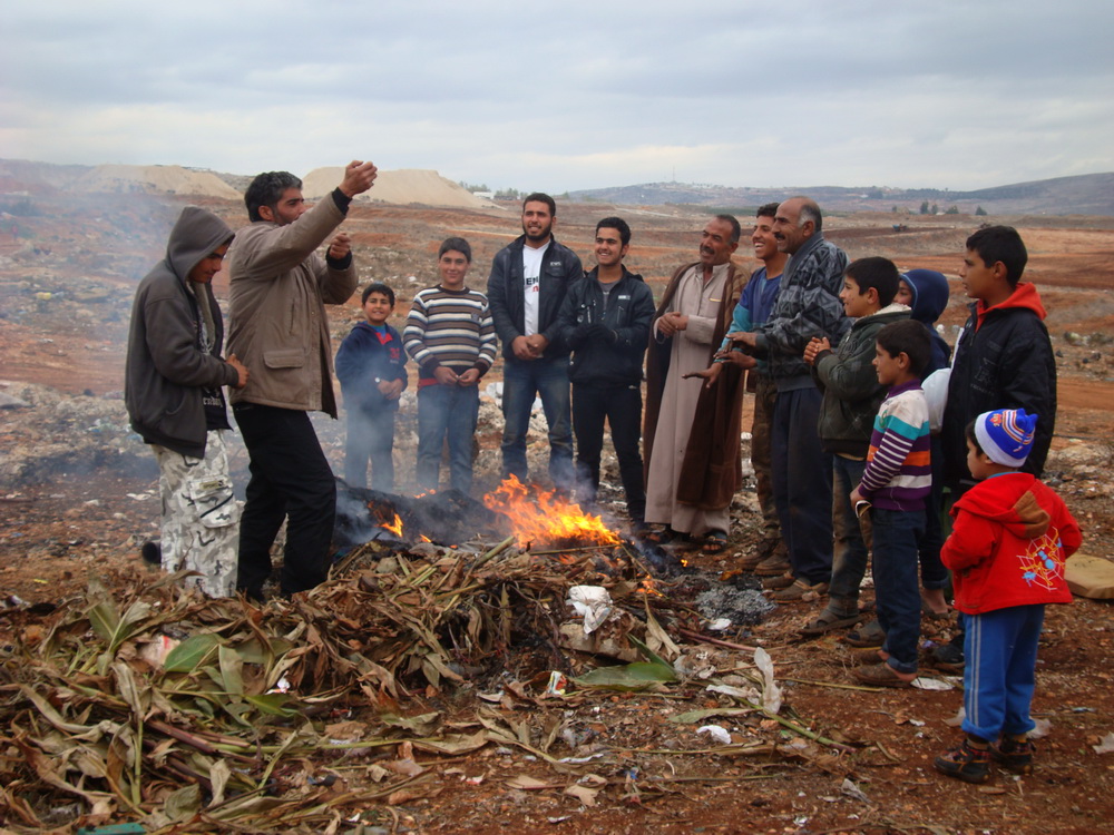 اللاجئون السوريون في مرج الخوخ يتحضرون للعاصفة المرتقبة‎