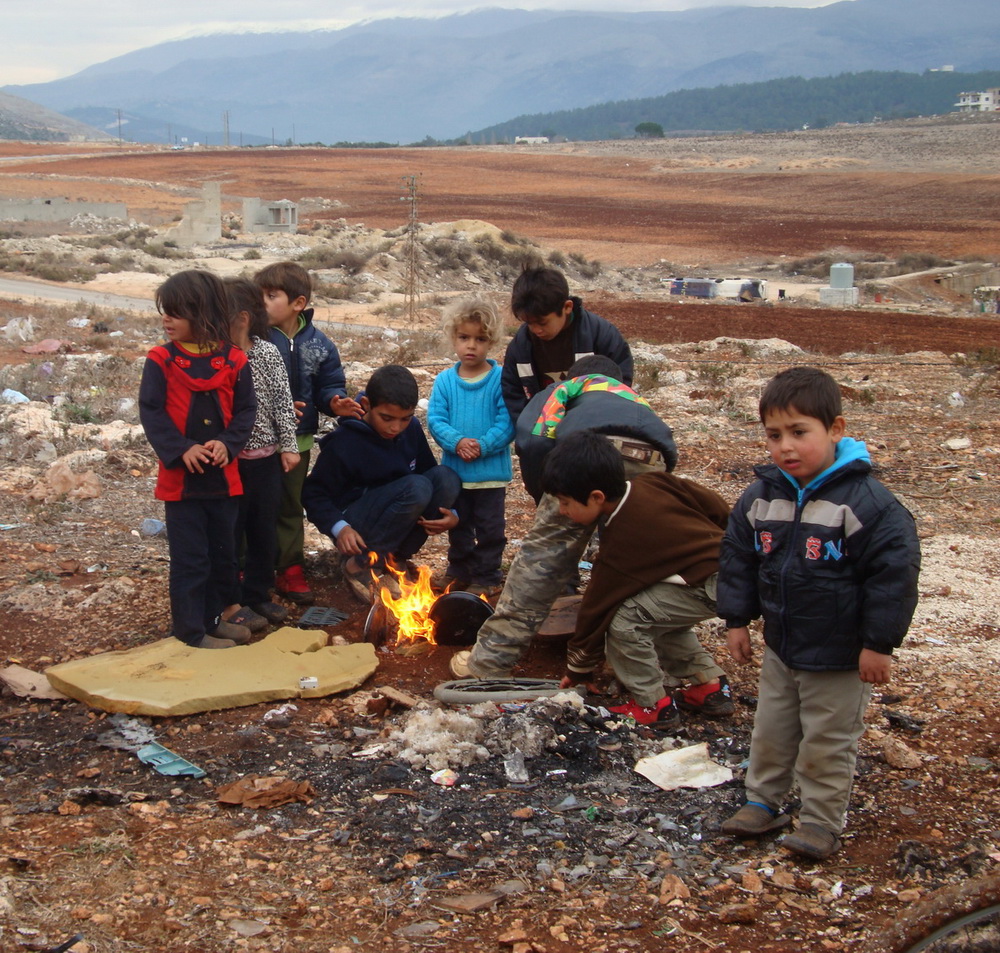 اللاجئون السوريون في مرج الخوخ يتحضرون للعاصفة المرتقبة‎