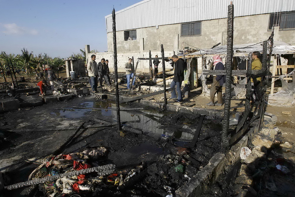 النيران اتت على كامل الخيمة