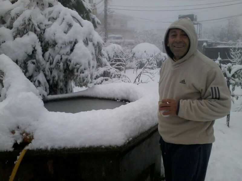 حسين علي عطية قبل لحظات من نزع ثيابه ونزوله في بركة المياه